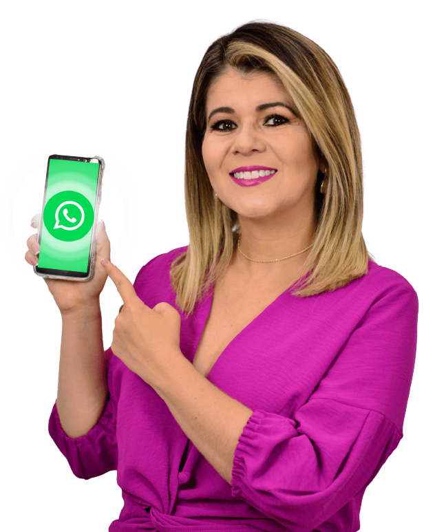 Foto Evelise Paiva apontando o celular